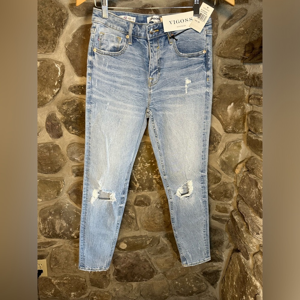 SALE✨ Vigoss (25) MID RISE NWT Frankie Slim Straight light wash